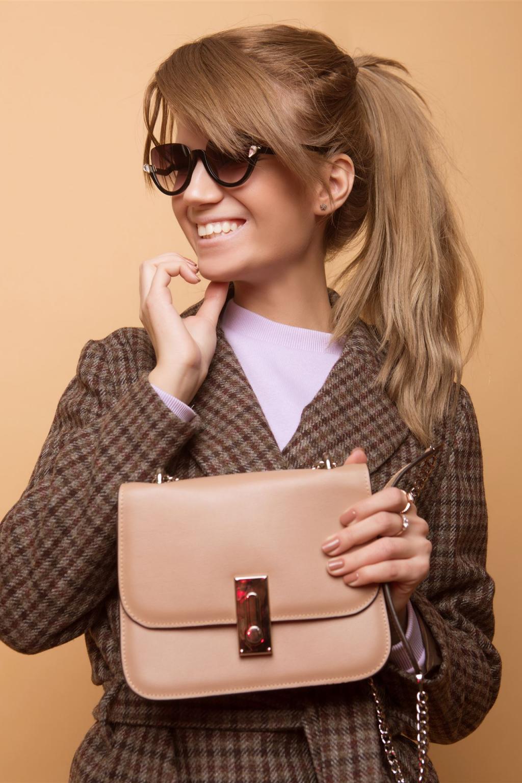 Model mit Tasche