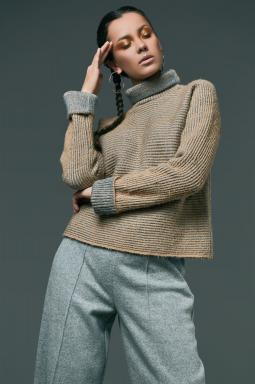 Model mit Pullover, stehend